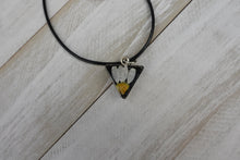 Load image into Gallery viewer, Small triangle flower necklace
