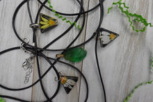 Load image into Gallery viewer, Small triangle flower necklace
