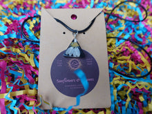 Load image into Gallery viewer, Small triangle flower necklace
