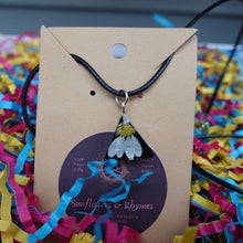 Load image into Gallery viewer, Small triangle flower necklace
