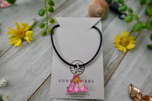 Load image into Gallery viewer, Pink and white daisy necklace
