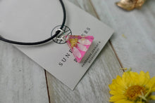 Load image into Gallery viewer, Pink and white daisy necklace
