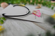 Load image into Gallery viewer, Pink and white daisy necklace
