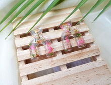 Load image into Gallery viewer, Pink Flower resin arch earrings
