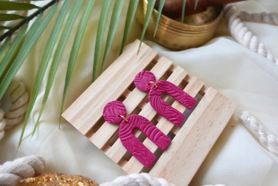Textured dark fuschia arch earrings | dark pink | pink | pinkish plum