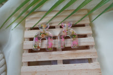 Load image into Gallery viewer, Pink Flower resin arch earrings
